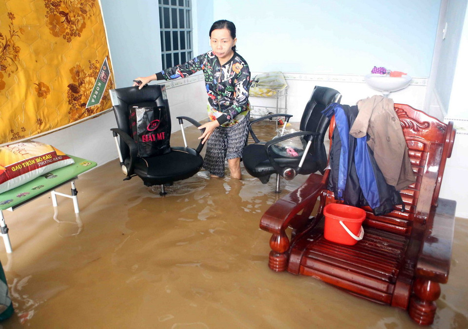 Người dân quận Liên Chiểu di dời tài sản ra khỏi vùng bị ngập nước. (Ảnh: Trần Lê Lâm/TTXVN)