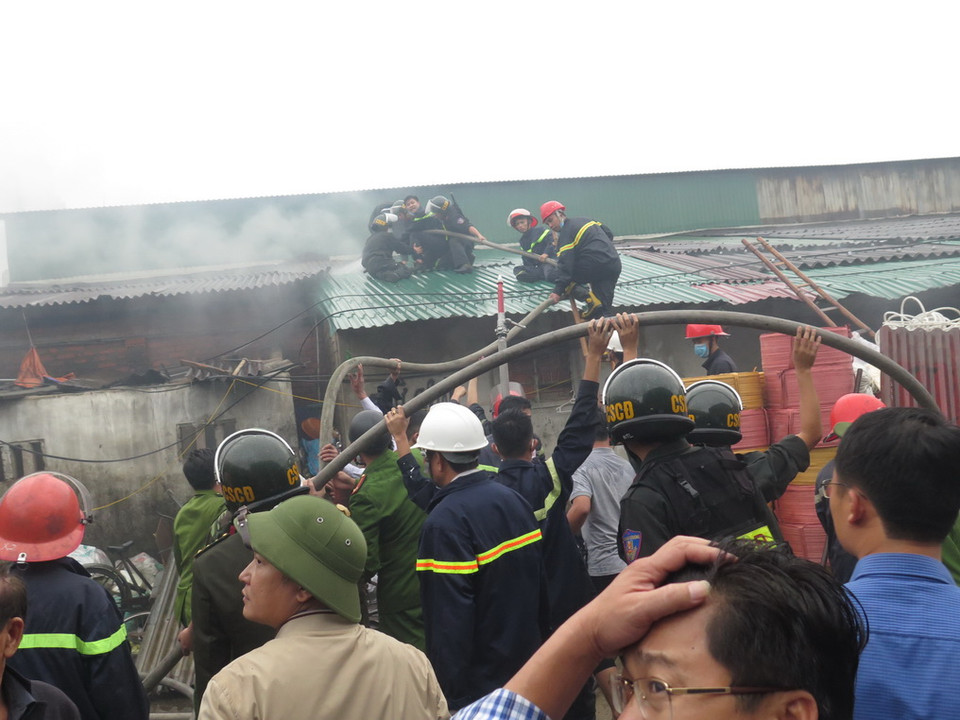 Lực lượng chữa cháy và người dân nỗ lực khống chế đám cháy. (Ảnh: Nguyễn Văn Nhật/Vietnam+)