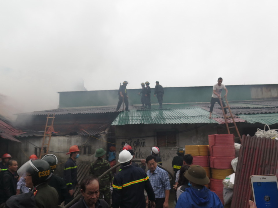 Lực lượng chữa cháy và người dân nỗ lực khống chế đám cháy. (Ảnh: Nguyễn Văn Nhật/Vietnam+)