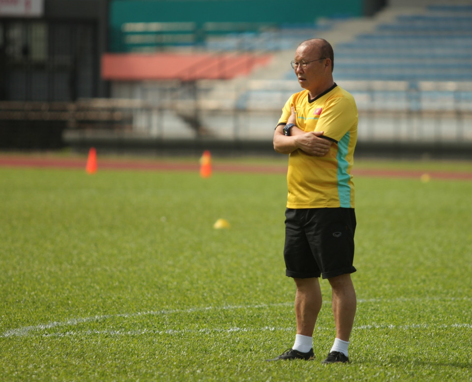 Huyến luyện viên Park Hang-seo theo dõi các cầu thủ tập luyện. (Ảnh: Hoàng Linh/TTXVN)