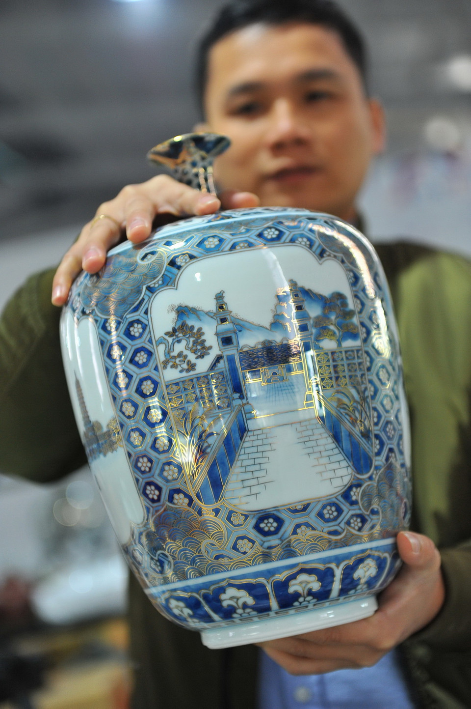 Sau nhiều năm mai một, nghệ nhân Phạm Văn Vang đã xây dựng và hồi sinh nghề gốm cổ. (Ảnh: Minh Đức/TTXVN)