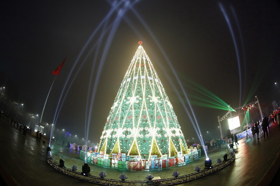 Cây thông Noel được thắp sáng rực rỡ tại quảng trường Ala-Too ở Bishkek, Kyrgyzstan, ngày 10/12/2018. (Ảnh: THX/TTXVN)