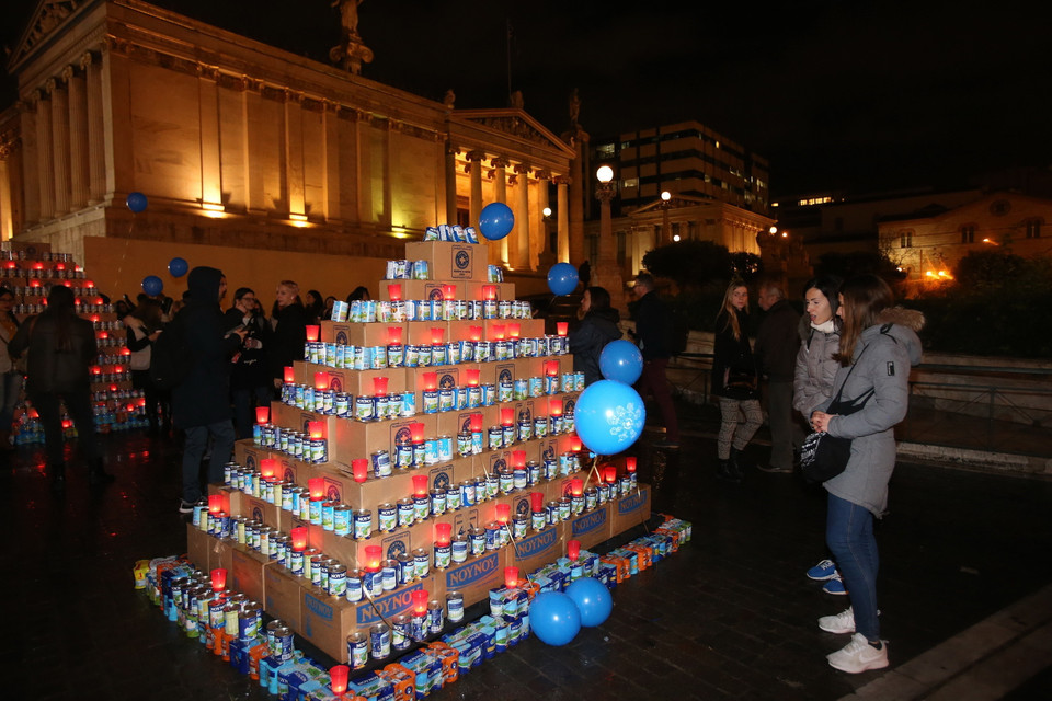 Cây thông Noel đặc biệt được ghép từ vô số hộp sữa tại Athens, Hy Lạp ngày 14/12/2018. (Ảnh: THX/TTXVN)