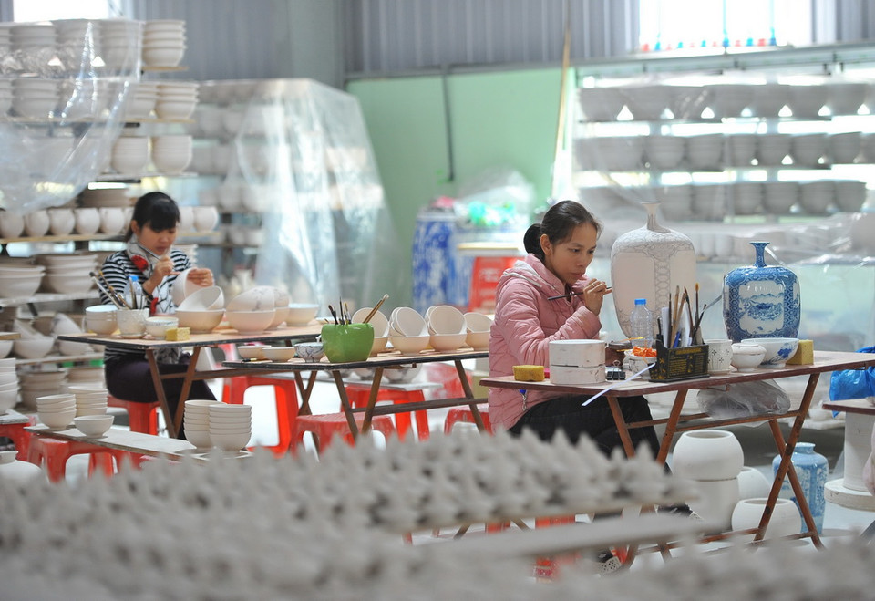 Thợ vẽ lên sản phẩm gốm Bồ Bát. (Ảnh: Minh Đức/TTXVN)