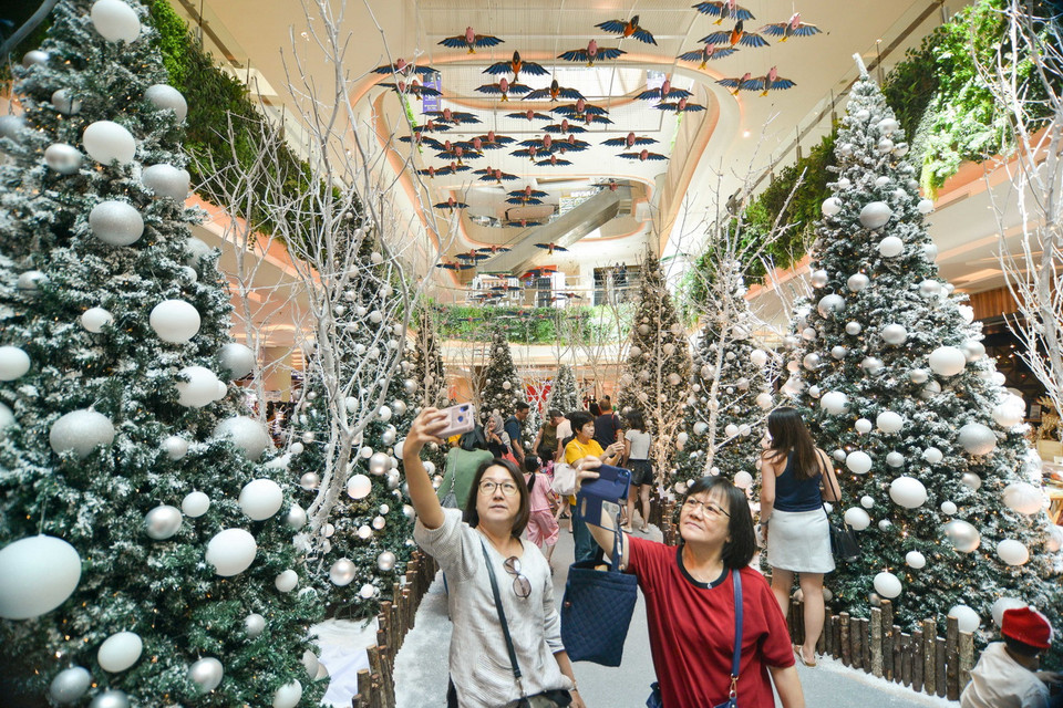 Cây thông Noel đón Giáng sinh tại trung tâm thương mại ở Kuala Lumpur, Malaysia, ngày 16/12/2018. (Ảnh: THX/TTXVN)