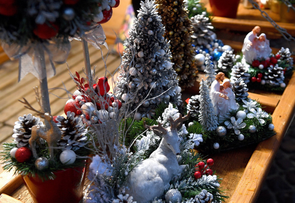  Đồ trang trí được bày bán tại chợ Giáng sinh ở Rzeszow, Ba Lan, ngày 8/12/2018. (Ảnh: PAP/TTXVN)