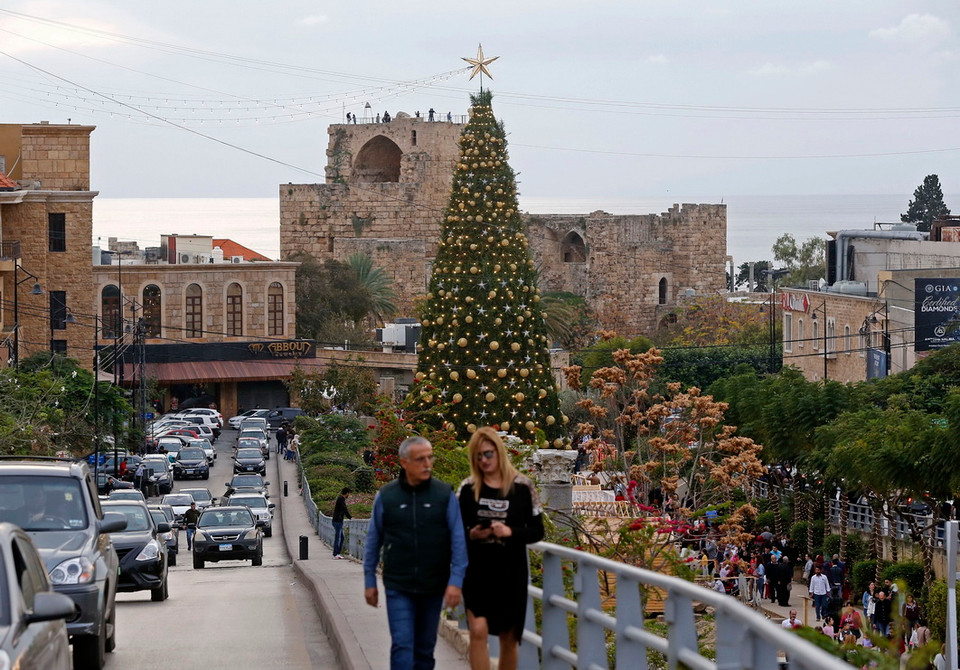 Cây thông Noel khổng lồ tại Byblos, phía bắc Beirut, Liban, ngày 2/12/2018. (Ảnh: THX/TTXVN)