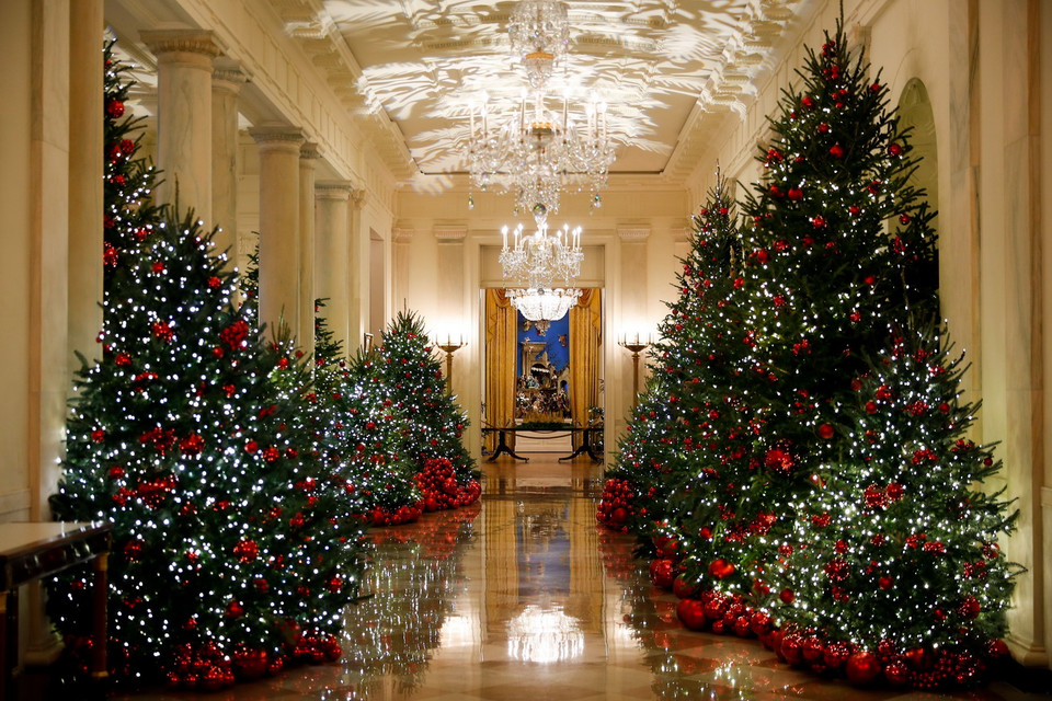 Cây thông Noel được trang trí rực rỡ tại Nhà Trắng, Washington D.C., Mỹ ngày 26/11/2018. (Ảnh: THX/TTXVN)
