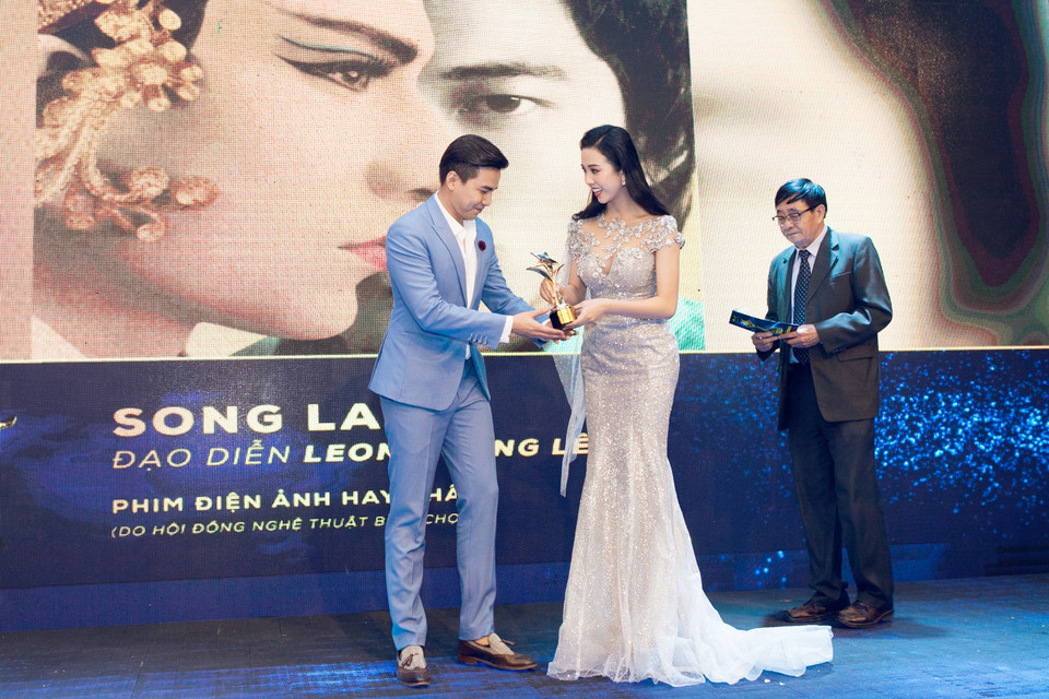  Á hậu Thúy An quyến rũ với đầm đuôi cá tôn dáng lên trao giải. (Ảnh: Khánh Linh Phạm)