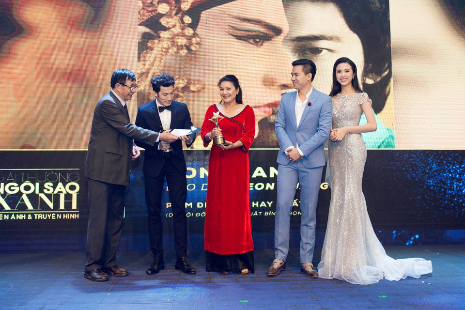 Cô cùng nghệ sỹ nhân dân Đặng Xuân Hải – Chủ tịch Hội Điện ảnh Việt Nam trao Giải thưởng Phim điện ảnh hay nhất do Hội đồng nghệ thuật bình chọn. (Ảnh: Khánh Linh Phạm)