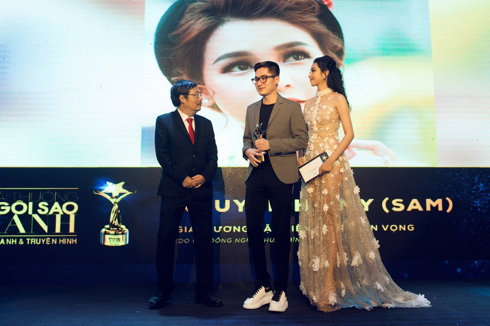  Thùy Tiên cùng nhà báo Đinh Trọng Tuấn – Tổng biên tập tạp chí Thế giới điện ảnh, Chủ tịch Hội đồng Nghệ thuật trao giải Gương mặt điện ảnh triển vọng do hội đồng nghệ thuật bình chọn. (Ảnh: Khánh Linh Phạm)