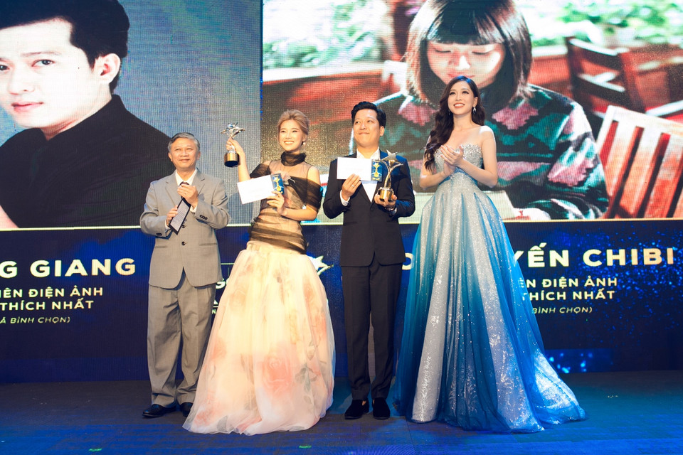 Á hậu Phương Nga vẫn luôn giữ nụ cười rạng rỡ khi cùng ông Đặng Mạnh Trung trao giải Nam-Nữ diễn viên được yêu thích nhất do khán giả bình chọn cho Hoàng Yến Chipi và Trường Giang. (Ảnh: Khánh Linh Phạm)