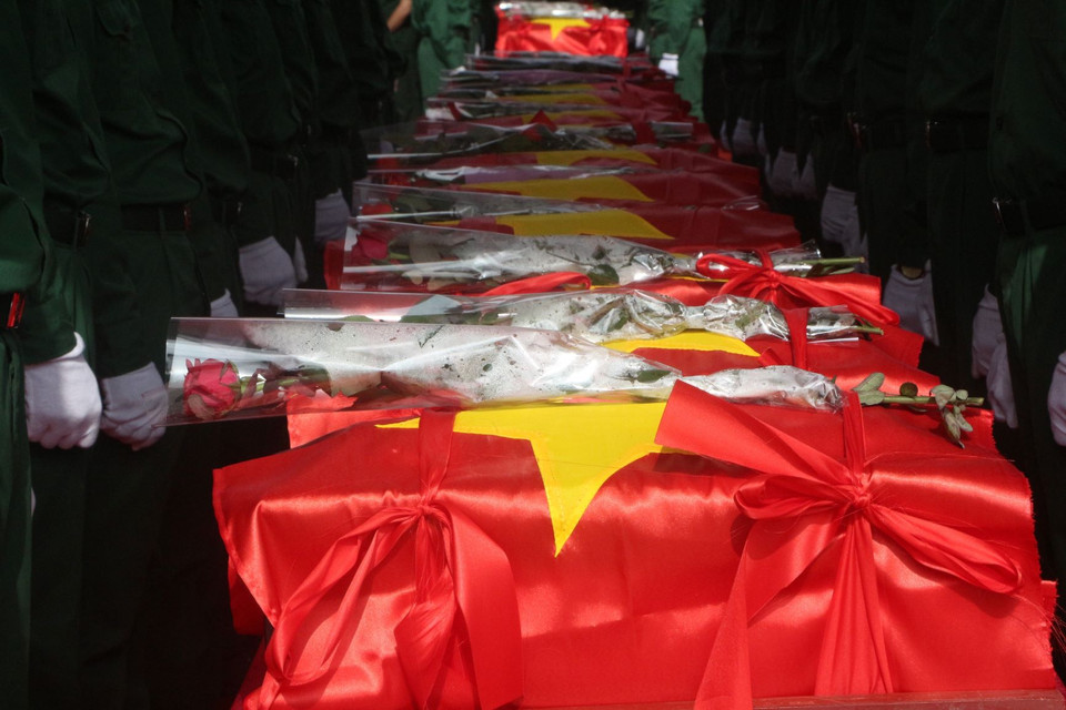 Lễ đón nhận và an táng 95 hài cốt liệt sỹ quân tình nguyện và chuyên gia Việt Nam hy sinh trên đất nước Lào. (Ảnh: Bích Huệ/TTXVN)