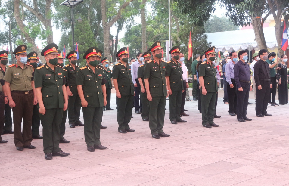 Tưởng niệm các liệt sĩ quân tình nguyện và chuyên gia Việt Nam hy sinh trên đất nước Lào tại Nghĩa trang liệt sỹ huyện Nghi Lộc. (Ảnh: Bích Huệ/TTXVN)
