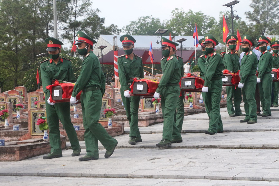 Di chuyển các hài cốt liệt sỹ về nơi an nghỉ tại Nghĩa trang liệt sỹ huyện Nghi Lộc. (Ảnh: Bích Huệ/TTXVN)