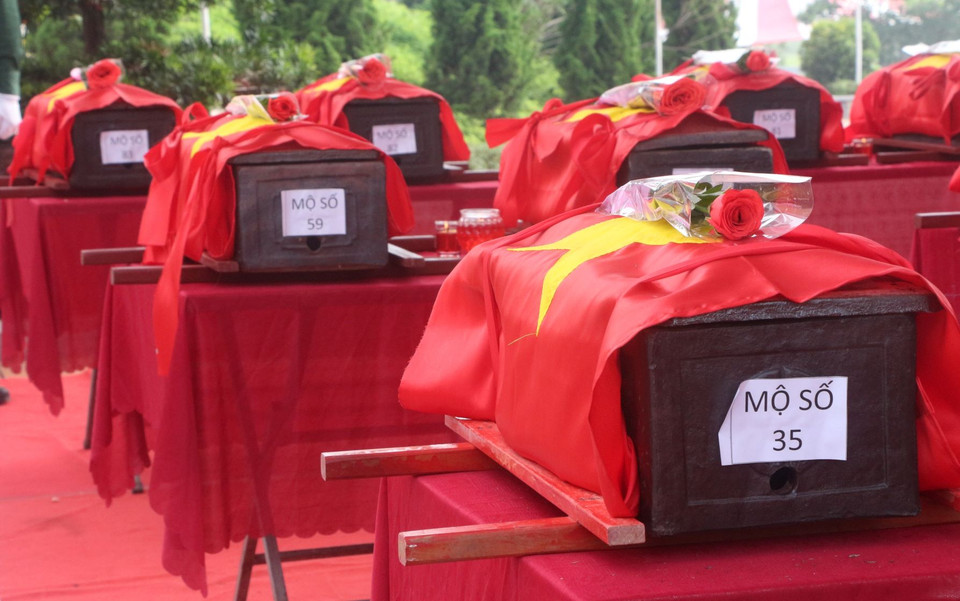 Lễ đón nhận và an táng 95 hài cốt liệt sỹ quân tình nguyện và chuyên gia Việt Nam hy sinh trên đất nước Lào. (Ảnh: Bích Huệ/TTXVN)