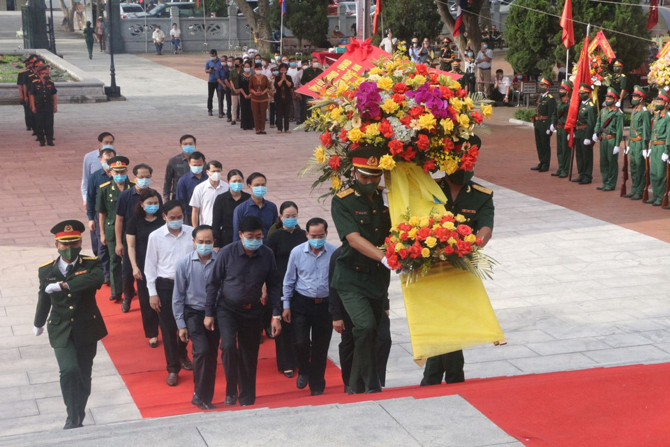 Dâng hoa, dâng hương tưởng niệm các liệt sỹ quân tình nguyện và chuyên gia Việt Nam hy sinh trên đất nước Lào tại Nghĩa trang liệt sỹ huyện Nghi Lộc. (Ảnh: Bích Huệ/TTXVN)
