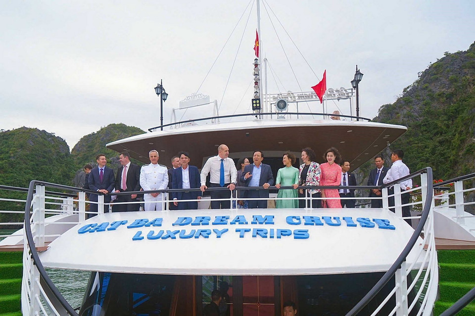 Tổng thống Cộng hòa Bulgaria Rumen Radev thăm vịnh Lan Hạ Cát Bà, huyện Cát Hải. (Ảnh: Hoàng Ngọc/TTXVN)