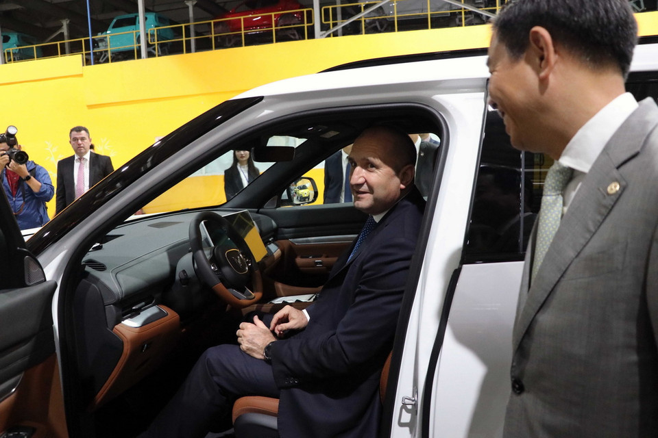 Tổng thống Cộng hòa Bulgaria Rumen Radev thăm Nhà máy ôtô VinFast. (Ảnh: Hoàng Ngọc/TTXVN)