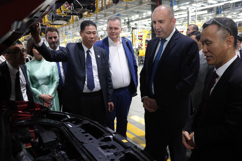 Tổng thống Cộng hòa Bulgaria Rumen Radev thăm Nhà máy ôtô VinFast. (Ảnh: Hoàng Ngọc/TTXVN)