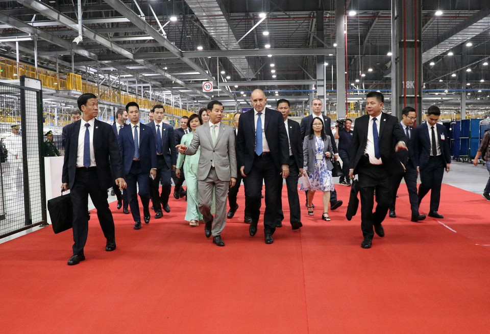 Tổng thống Cộng hòa Bulgaria Rumen Radev thăm Nhà máy ôtô VinFast. (Ảnh: Hoàng Ngọc/TTXVN)