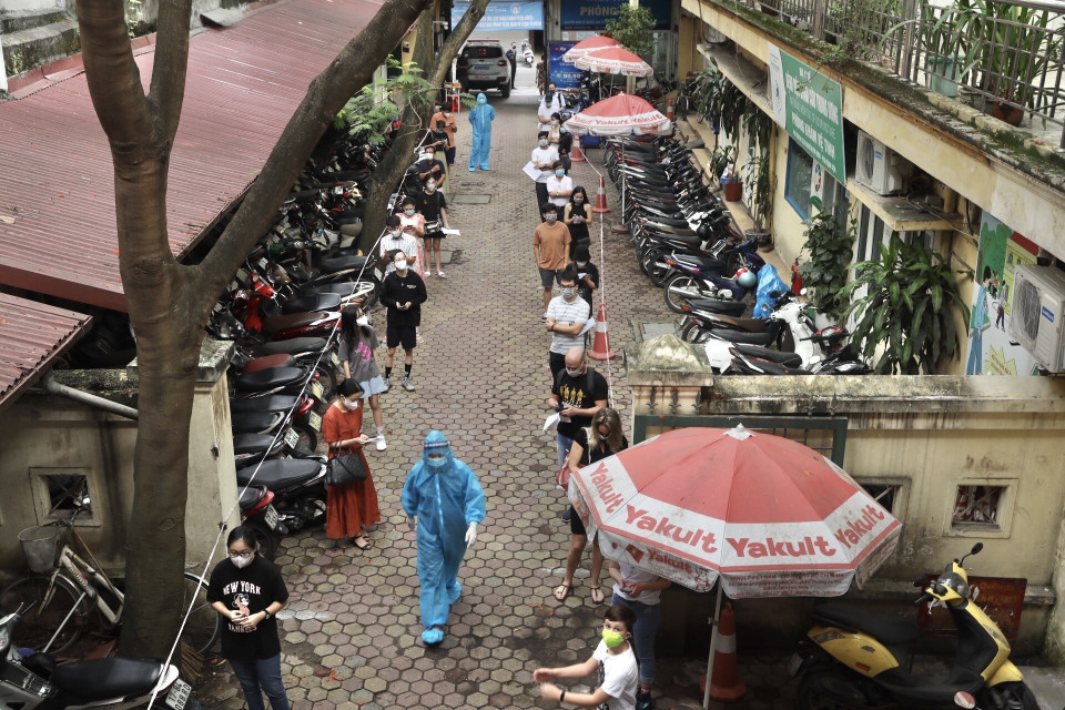 Người dân chờ xét nghiệm COVID-19 tại địa điểm 26 Lương Ngọc Quyến (quận Hoàn Kiếm). (Ảnh: Minh Quyết/TTXVN)