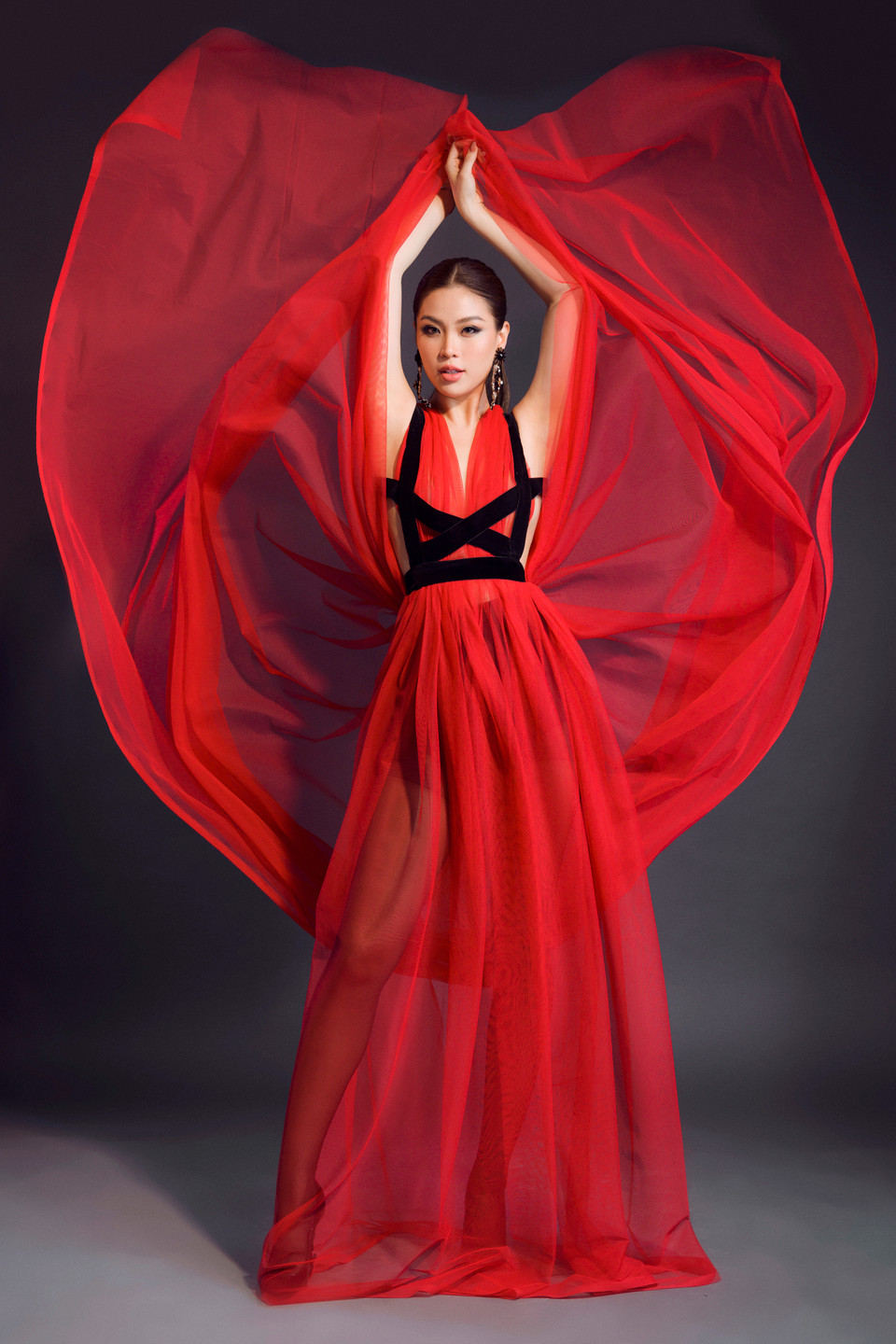 Diễm Trang là tín đồ của những thiết kế có những đường cắt cúp táo bạo... (Ảnh: Mon Tran/Vietnam+)