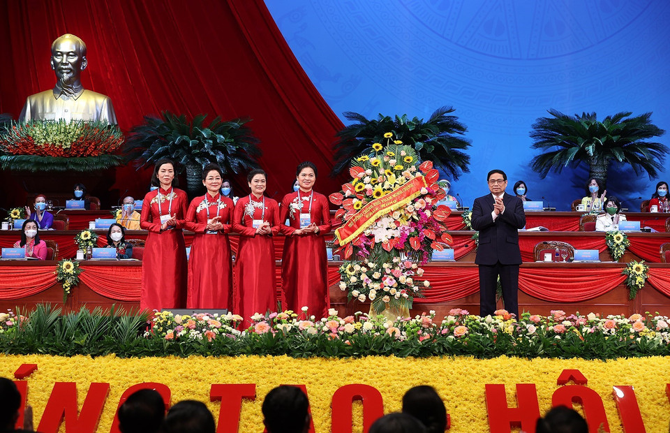 Thủ tướng Phạm Minh Chính thay mặt lãnh đạo Đảng, Nhà nước tặng hoa chúc mừng Đại hội. (Ảnh: Dương Giang/TTXVN)