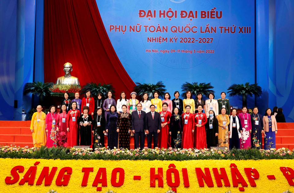 Thủ tướng Phạm Minh Chính cùng các lãnh đạo, nguyên lãnh đạo Đảng và Nhà nước chụp ảnh chung với Đoàn Chủ tịch Đại hội. (Ảnh: Thống Nhất/TTXVN)