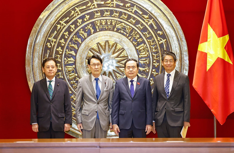 Chủ tịch Quốc hội Trần Thanh Mẫn với đại biểu. (Ảnh: Doãn Tấn/TTXVN)