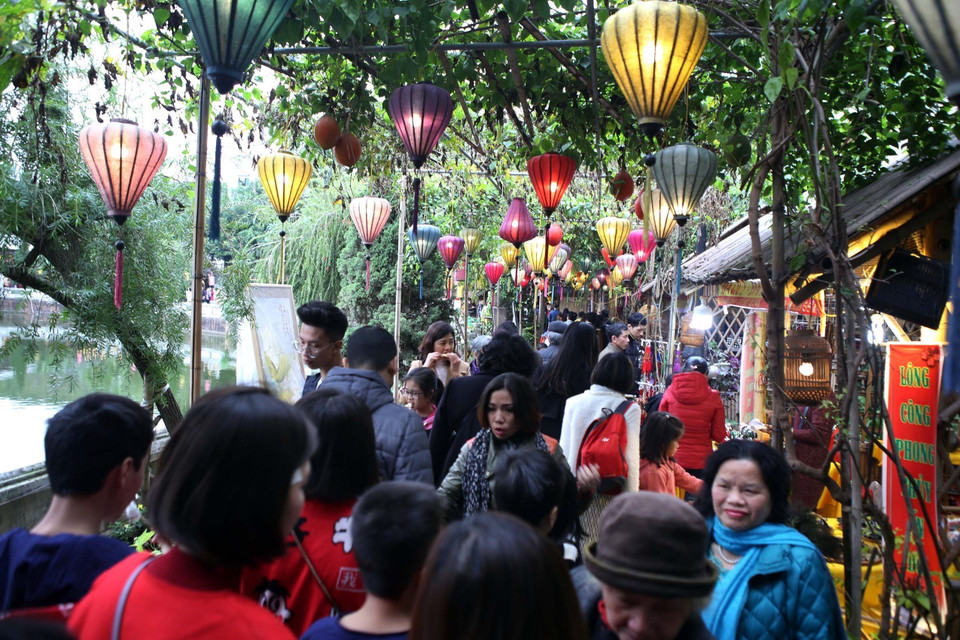 Hàng ngàn người dân đến Quốc Tử Giám mỗi ngày trong dịp Tết. (Ảnh: Danh Lam/TTXVN)