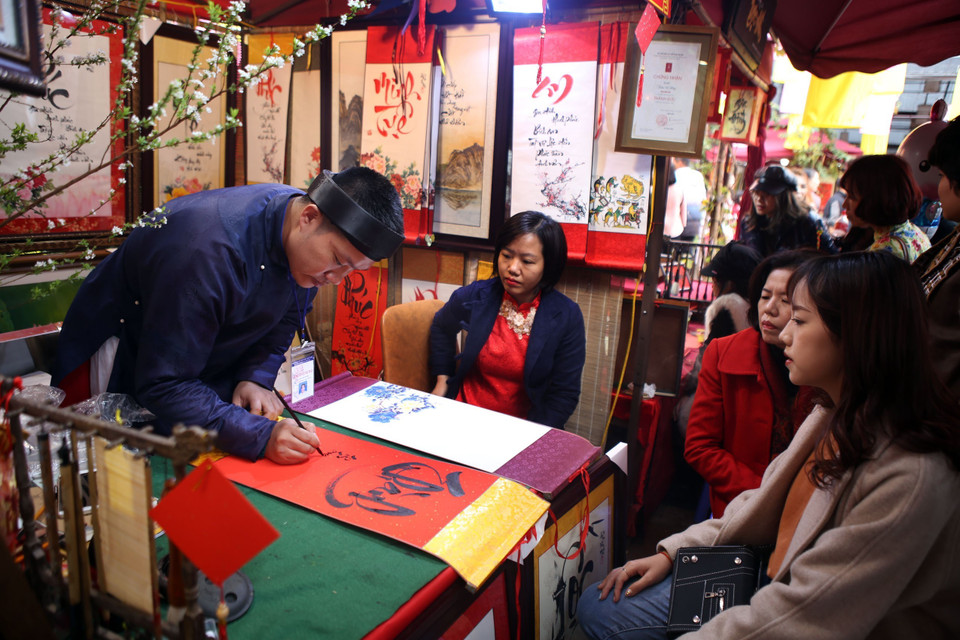 Xin chữ đầu năm tại khu vực Hồ Văn-Quốc Tử Giám. (Ảnh: Danh Lam/TTXVN)