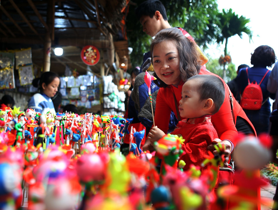 Đồ chơi dân gian tò he được các em nhỏ ưa thích tại khu vực Hồ Văn-Quốc Tử Giám. (Ảnh: Danh Lam/TTXVN)