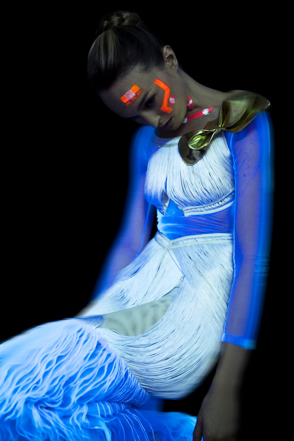 Đặc biệt hơn nữa, ‘Cục Im Lặng’ còn là sự kiện kết hợp giữa thời trang và liên nghệ thuật mang chiều sâu và quy mô tầm quốc tế lần đầu tiên tại Việt Nam. Theo đó, 10 nghệ sỹ đương đại kết hợp cùng ‘anh cả làng thời trang Việt’ trong buổi triển lãm được giới mộ điệu quan tâm hơn bao giờ hết. (Ảnh: BTC)