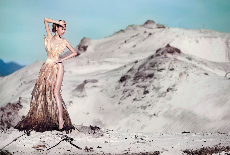 Nhà thiết kế Công Trí sau hơn 2 thập kỷ cống hiến cho nền thời trang nước nhà, đã trở thành nguồn cảm hứng cho rất nhiều người, đặc biệt là các nghệ sỹ đương đại. Những bộ sưu tập độc đáo của nhà thiết kế Nguyễn Công Trí sẽ được tái hiện lại dưới góc nhìn của những nghệ sỹ đương đại đầy tài năng, nâng các thiết kế thời trang lên một tầm cao mới - trở thành những tác phẩm nghệ thuật đặc sắc của thời đại. (Ảnh: BTC)