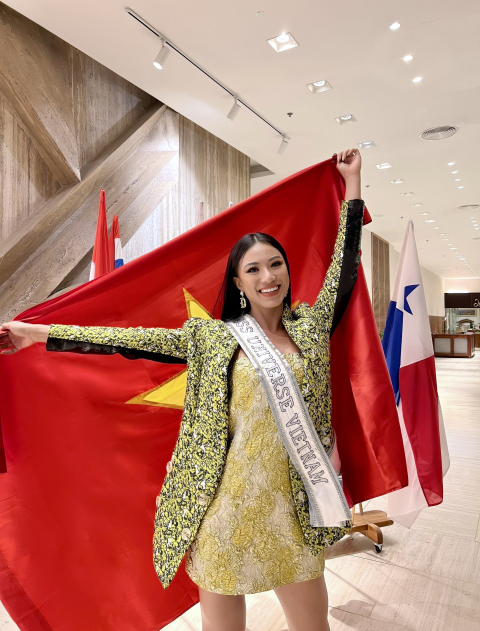 Ngoài đồ hiệu, Kim Duyên cũng chứng tỏ bản lĩnh thời trang trong những thiết kế của các nhà thiết kế Việt như Công Trí, Adrian Anh Tuấn, Cường Đàm... (Ảnh: NVCC)