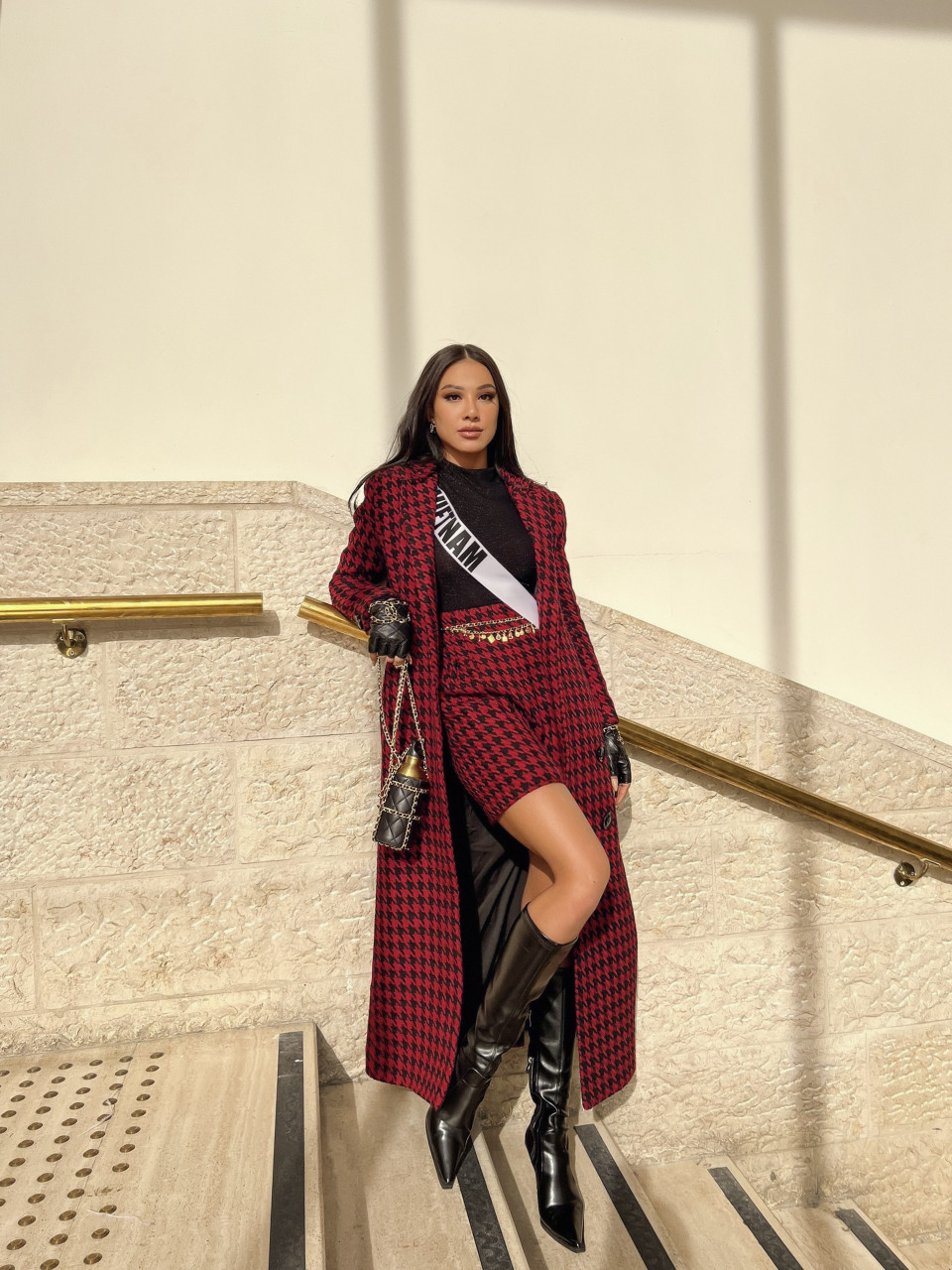 Chiếc túi Chanel của Lan Khuê đồng hành cùng Kim Duyên trong rất nhiều set đồ. (Ảnh: NVCC)