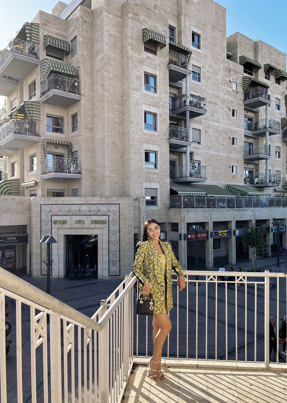 Chiếc túi Lady Dior được đại diện Việt Nam kết hợp cùng hoa tai Dolce &amp; Gabbana và mắt kính Fendi... với tổng trị giá cũng xấp xỉ 150 triệu đồng. (Ảnh: NVCC)