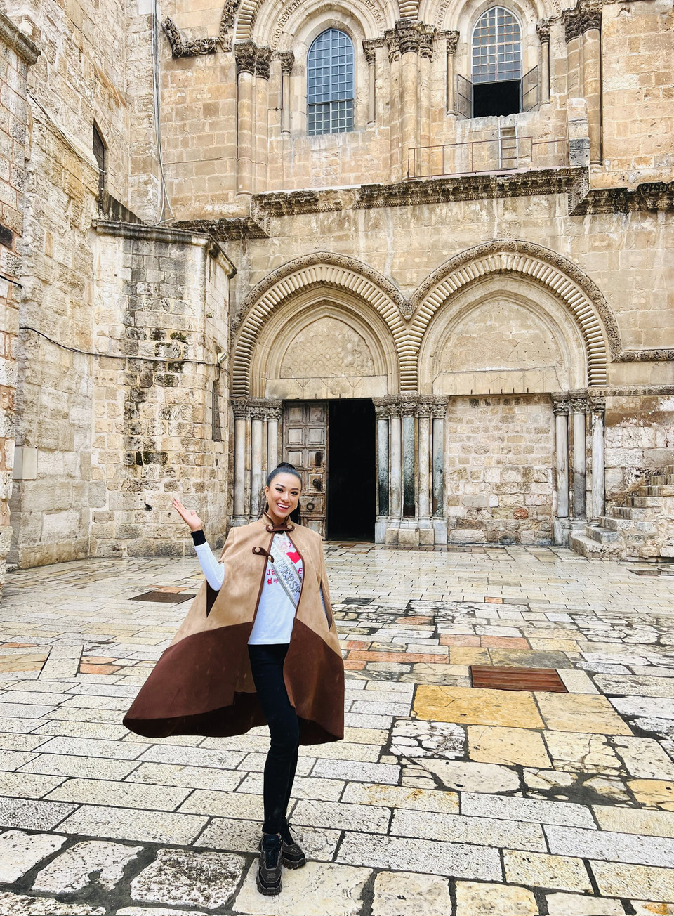 Đôi sneakers hầm hố hiệu Prada mà Kim Duyên đi trong set đồ là mượn của Á hậu Lệ Hằng. Trước thềm Miss Universe 2021, Lệ Hằng đã cho Kim Duyên mượn đồ để tiếp thêm động lực cho cô vững tâm chinh chiến. (Ảnh: NVCC)