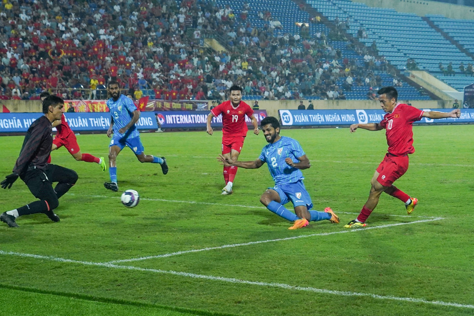 Trong cơ hội hiếm hoi tiếp cận được khung thành đối phương, Văn Quyết cũng không thể chuyển hóa cơ hội thành bàn thắng. (Ảnh: Việt Anh/Vietnam+)