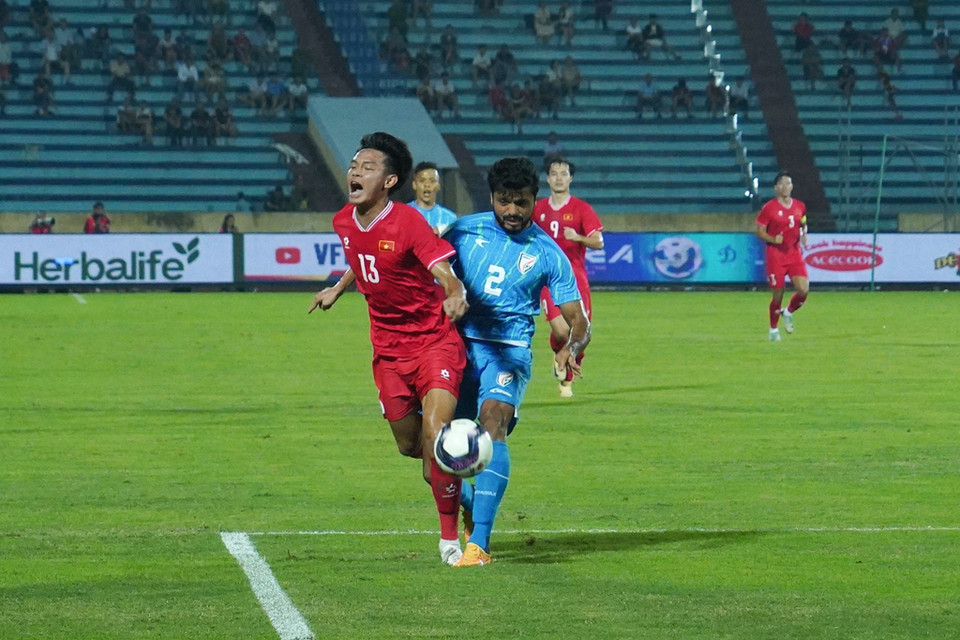 Ngay ở phút thứ 11, Tuyển Việt Nam có cơ hội mở tỷ số khi Bùi Vĩ Hào (áo đỏ) bị phạm lỗi trong vòng cấm. (Ảnh: Việt Anh/Vietnam+)