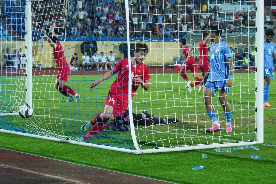 Phút thứ 38, Hoàng Đức mở tỷ số cho Đội tuyển Việt Nam sau pha dứt điểm cận thành. (Ảnh: Việt Anh/Vietnam+)