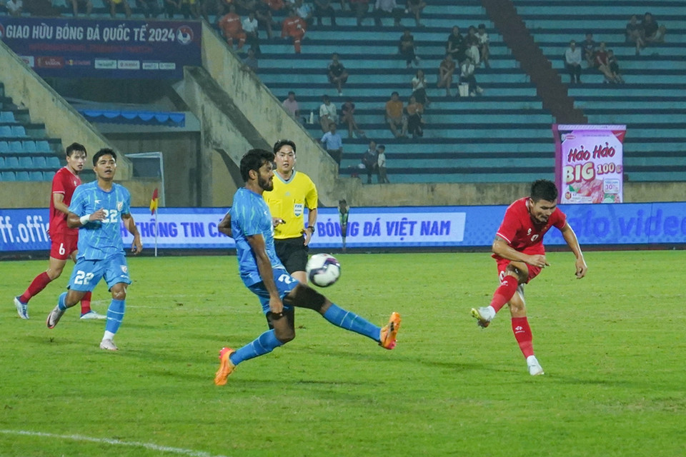 Bế tắc trước hàng phòng ngự của đội khách, Quang Hải "thử vận may" với tình huống sút xa. (Ảnh: Việt Anh/Vietnam+)