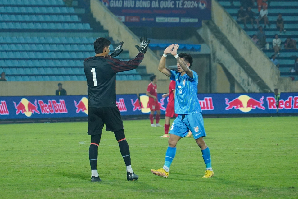 Sang đầu hiệp hai, tuyển Ấn Độ gỡ hòa 1-1 sau tình huống Choudhary tâng bóng qua đầu thủ môn Nguyễn Filip. (Ảnh: Việt Anh/Vietnam+)