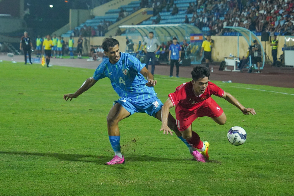 Tuyển Ấn Độ chơi khá "rát" với những pha truy cản quyết liệt. (Ảnh: Việt Anh/Vietnam+)