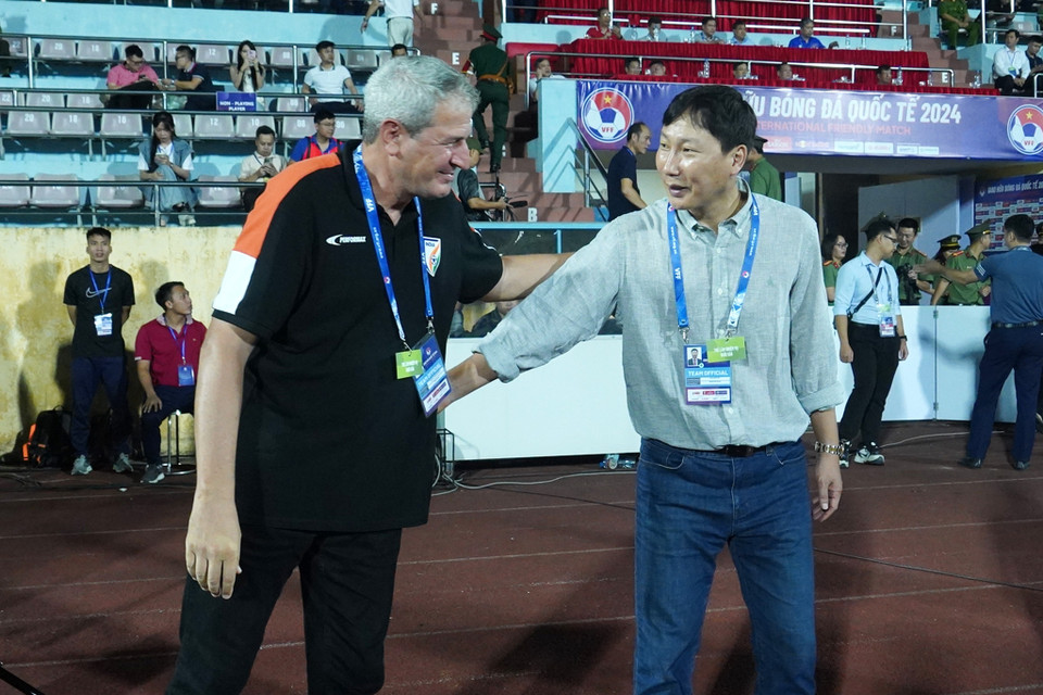 Màn chào hỏi giữa hai vị "thuyền trưởng" trước trận đấu. (Ảnh: Việt Anh/Vietnam+)