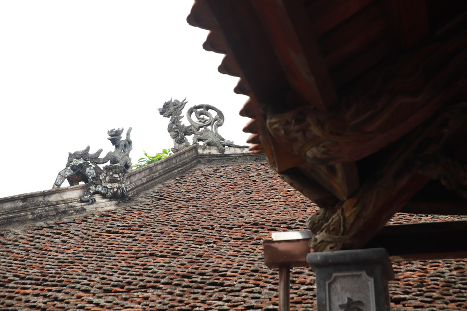 Các công trình trong đình đều được lợp bằng ngói mũi hài, với đặc điểm không hấp thụ nhiệt, chịu được nhiệt độ cao, có độ bền. (Ảnh: Công Nam/Vietnam+)