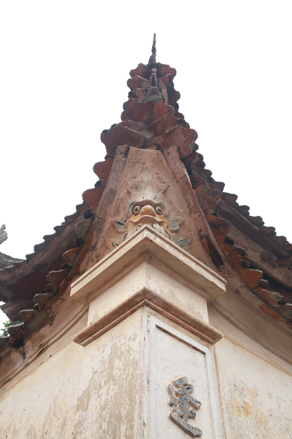 Đình Hùng Lô đang thờ Ất Sơn Thánh Vương, Viễn Sơn Thánh Vương, Áp Đạo Đại Vương, những người khai sinh, cai quản vùng đất này. (Ảnh: Công Nam/Vietnam+)