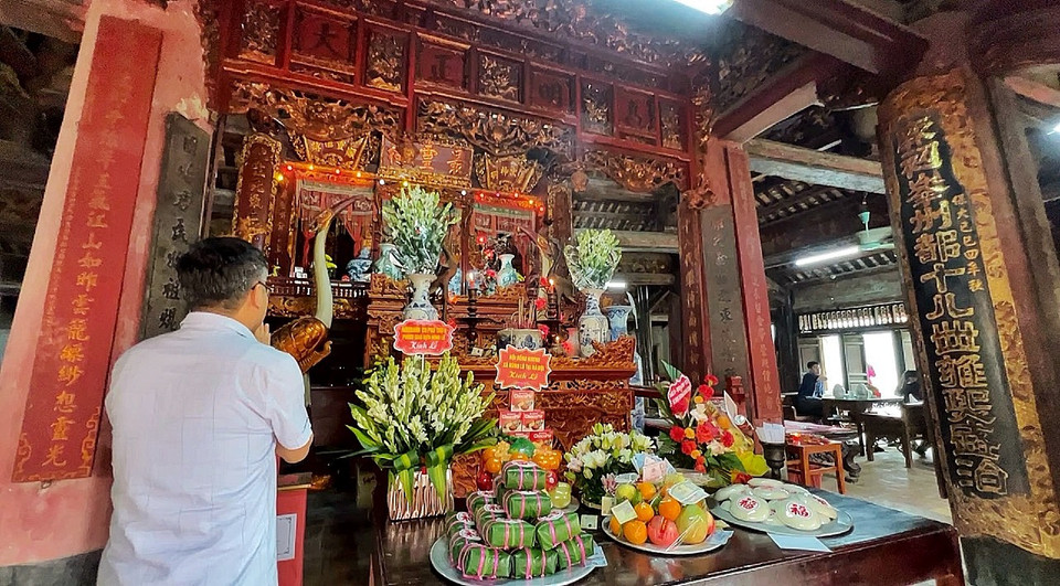 Lễ hội Hùng Lô gồm 7 nghi lễ chính: Lễ mở cửa đình; Lễ mộc dục; Lễ tế ra quan; Lễ rước thần (rước kiệu); Lễ nhập tịch; Đại lễ; Lễ tạ. Trong đó, lễ rước thần là một trong những nghi lễ long trọng nhất, có quy mô lớn nhất với hơn 200 nam trung rước kiệu từ đình làng đến đền Hùng. (Ảnh: Mai Mai/Vietnam+)