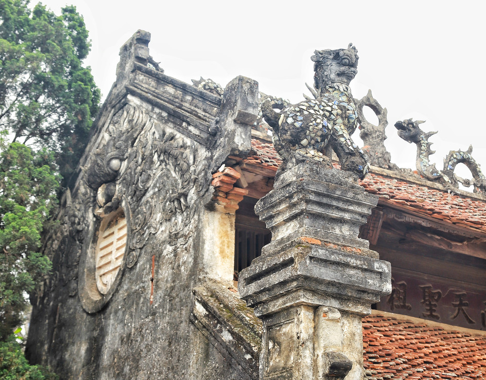 Đình Hùng Lô vẫn giữ được hầu hết các kiến trúc cổ. Tương truyền, trong một lần du ngoạn, vua Hùng nghỉ chân nơi đây. Về sau, dân lập miếu thờ, đến đời Lê Hy Tông (1697), đình được xây dựng, hướng về núi Nghĩa Lĩnh. (Ảnh: Công Nam/Vietnam+)